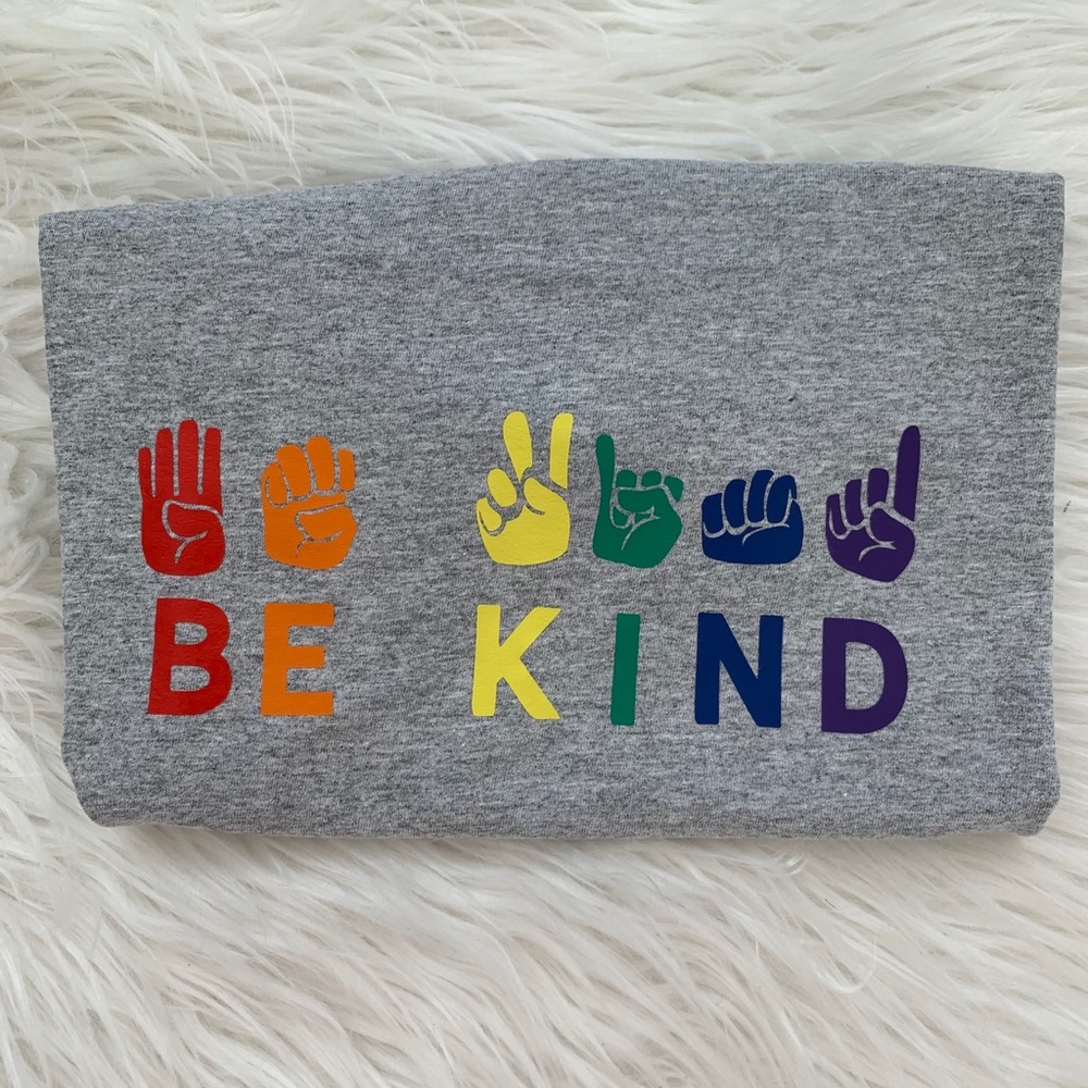 Be Kind sign language 🌈 t-shirt - Picture 2 of 2